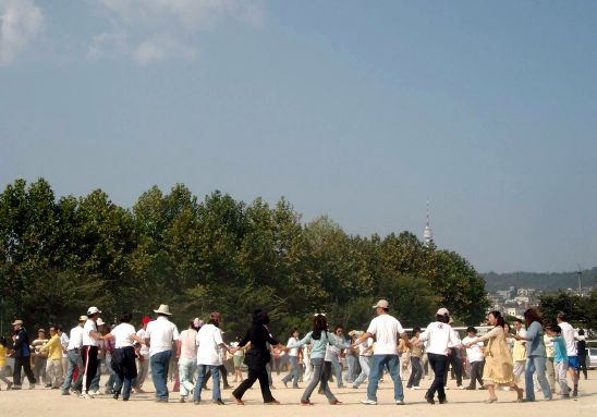 남녀공학 중경의 전통인 쿠마에하 음악에 맞춰 추는 포크댄스. 